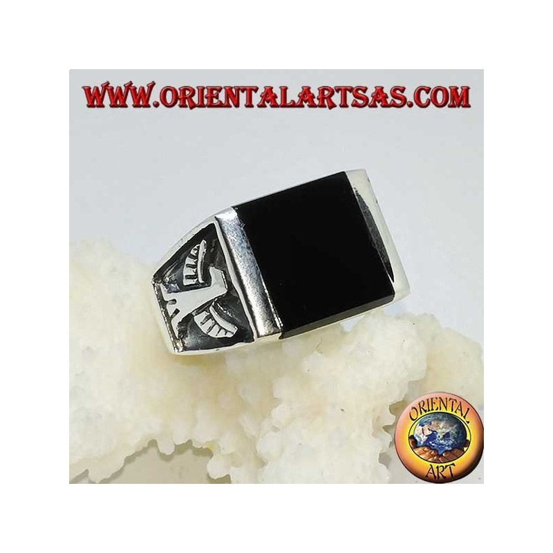 Anello in argento con onice quadrata ed aquile imperiali a bassorilievo sui lati
