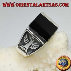 Silberner Ring mit quadratischem Onyx und kaiserlichen Flachreliefadlern an den Seiten
