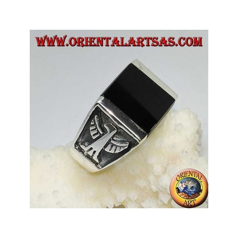Silberner Ring mit quadratischem Onyx und kaiserlichen Flachreliefadlern an den Seiten