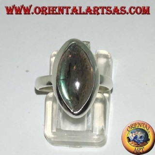 Anello in argento con labradorite a taglio navetta 