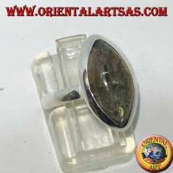 Anillo de plata con labradorita cortada