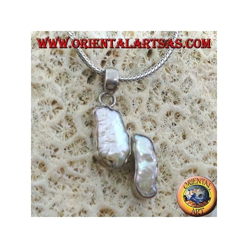 Colgante de plata con 2 perlas naturales irregulares.