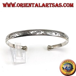Pulsera rígida en plata, con grabados hechos al amanecer y al atardecer.