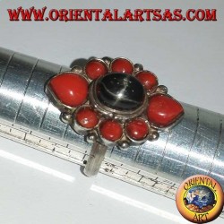 Anillo de plata con estrella negra ovalada rodeada de corales naturales