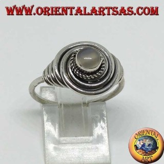 Anillo de plata al ras con piedra de luna (adularia) redonda
