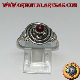 Bague en fil d'argent avec grenat cabochon rond