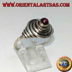 Silberdrahtring mit rundem Cabochon-Granat