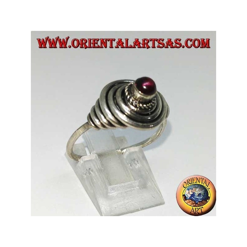 Anillo de alambre de plata con granate cabujón redondo