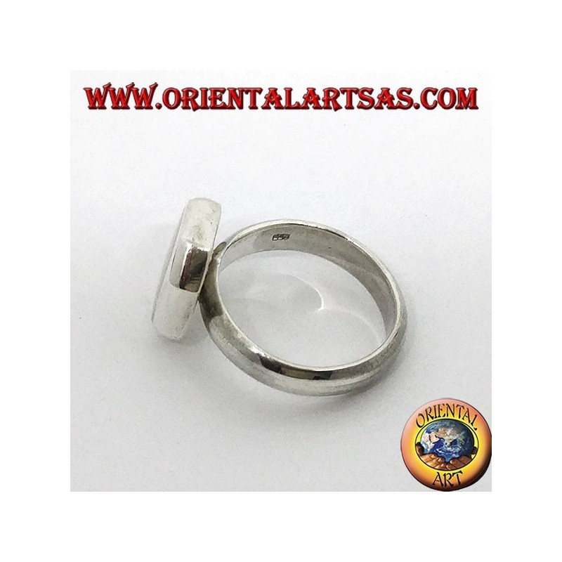 Anillo de plata con base hexagonal y nácar ovalado.