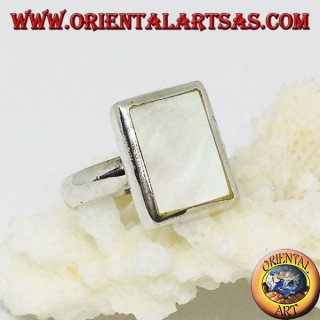 Anello in argento con madreperla rettangolare incastonata a filo bordo