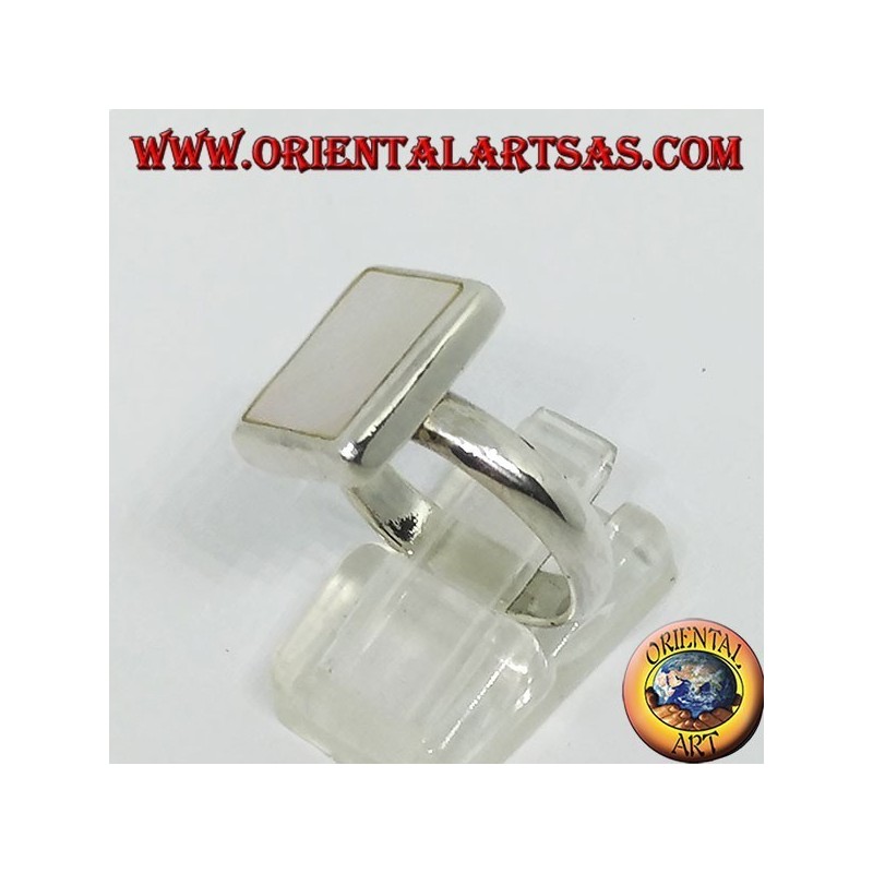 Bague en argent avec nacre rectangulaire sertie au bord