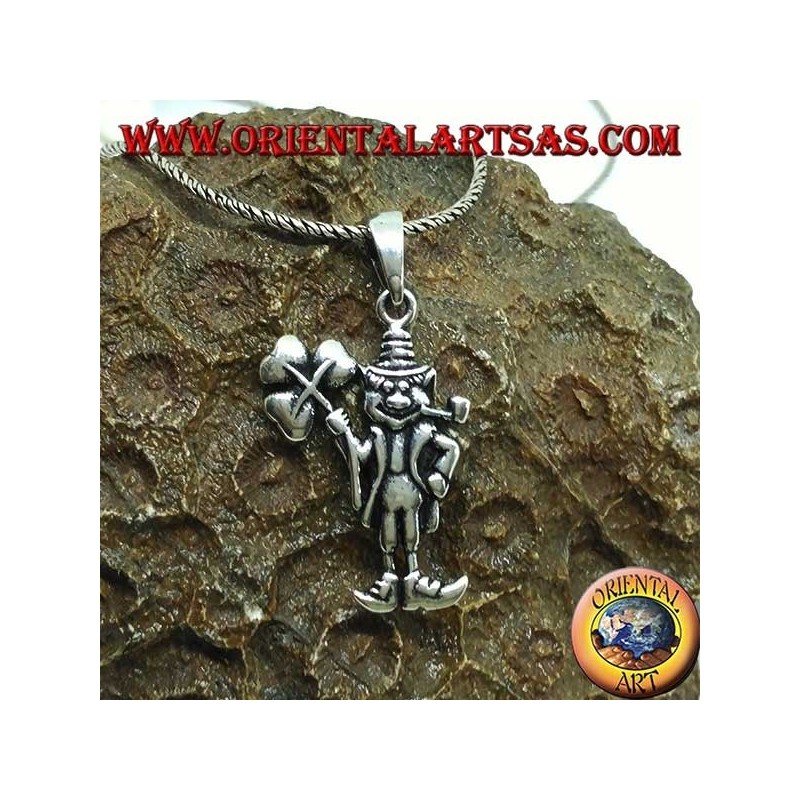 Silberanhänger bringt Glück zum Gnom mit dem Klee