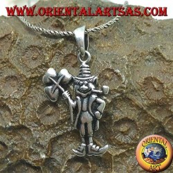 El colgante de plata trae suerte al gnomo con el trébol