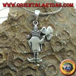 Silberanhänger bringt Glück zum Gnom mit dem Klee