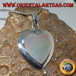 Colgante en forma de corazón de plata con nácar.