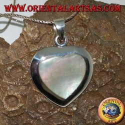 Colgante en forma de corazón de plata con nácar.