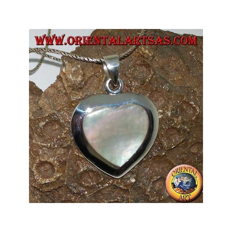 Colgante en forma de corazón de plata con nácar.