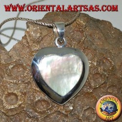 Colgante en forma de corazón de plata con nácar.