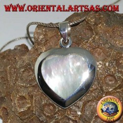 Colgante en forma de corazón de plata con nácar.