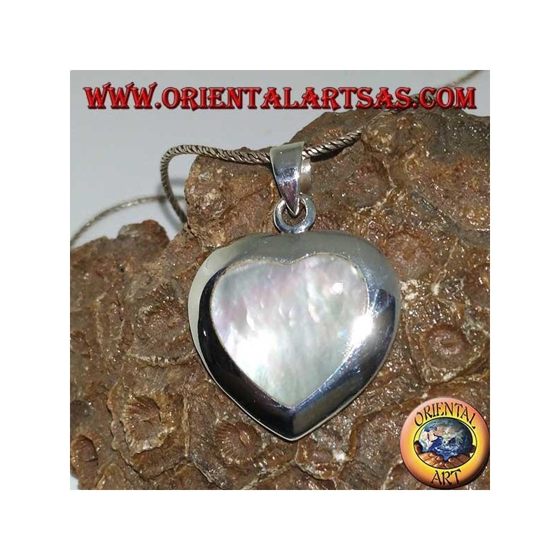 Colgante en forma de corazón de plata con nácar.