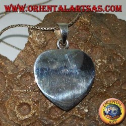 Colgante en forma de corazón de plata con nácar.