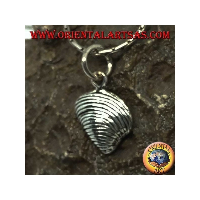 Shell-shaped silver pendant "the clam"