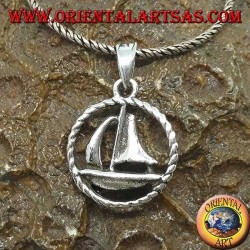 Pendentif voilier en argent dans le cercle