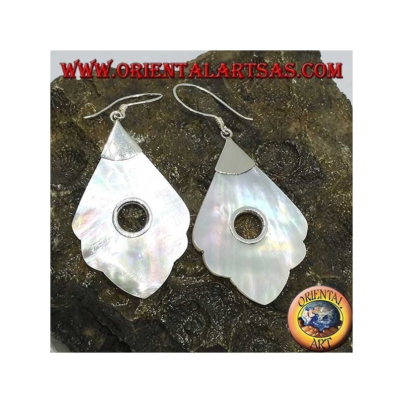 Pendientes de plata con colgante de nácar con agujero redondo.