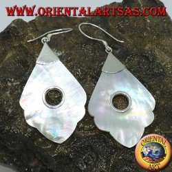 Pendientes de plata con colgante de nácar con agujero redondo.