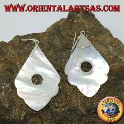 Pendientes de plata con colgante de nácar con agujero redondo.