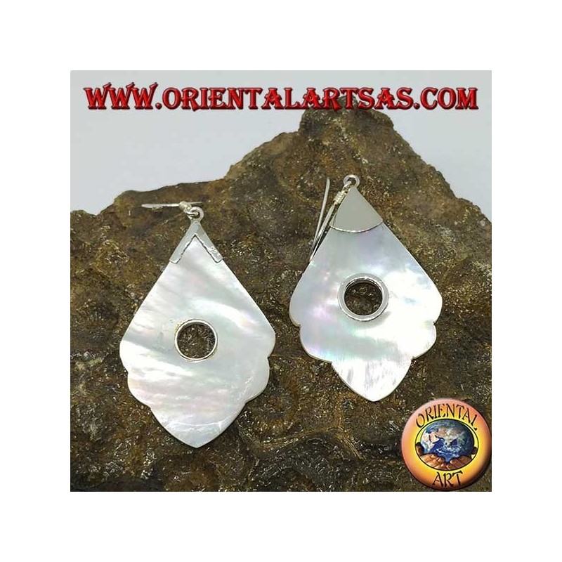 Pendientes de plata con colgante de nácar con agujero redondo.