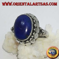 Anillo de plata con lapislázuli ovalado natural.