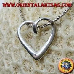 Colgante de plata con perfil de corazón retorcido.