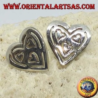Pendientes de lóbulos plateados en el corazón perforado de otros 3 corazones