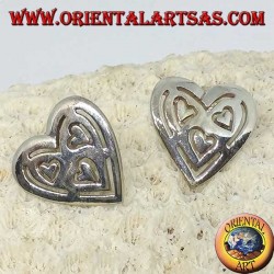 Pendientes de lóbulos plateados en el corazón perforado de otros 3 corazones