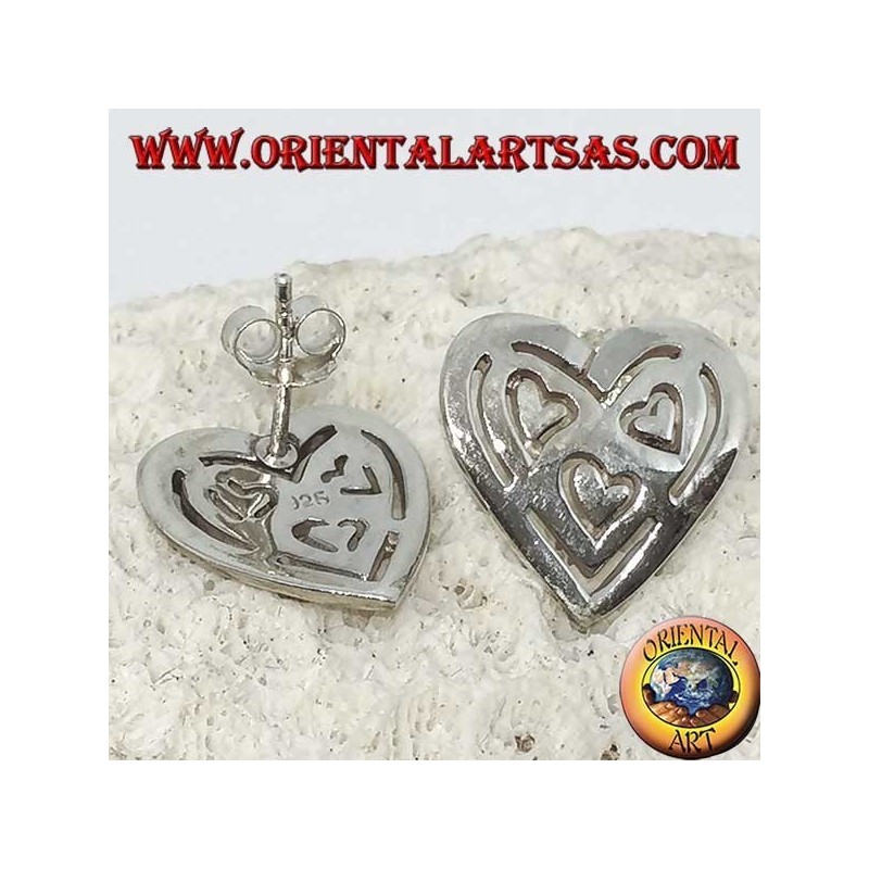 Boucles d'oreilles de lobe d'argent dans le coeur percé de 3 autres coeurs