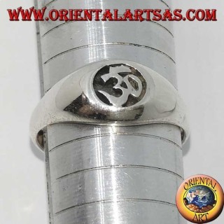 Silberring mit Aum oder Om (ॐ) heiligem Buchstaben des Flachrelief-Hinduismus
