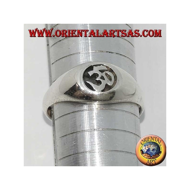 Bague en argent avec Aum ou Om (ॐ) lettre sacrée de l'hindouisme en bas-relief