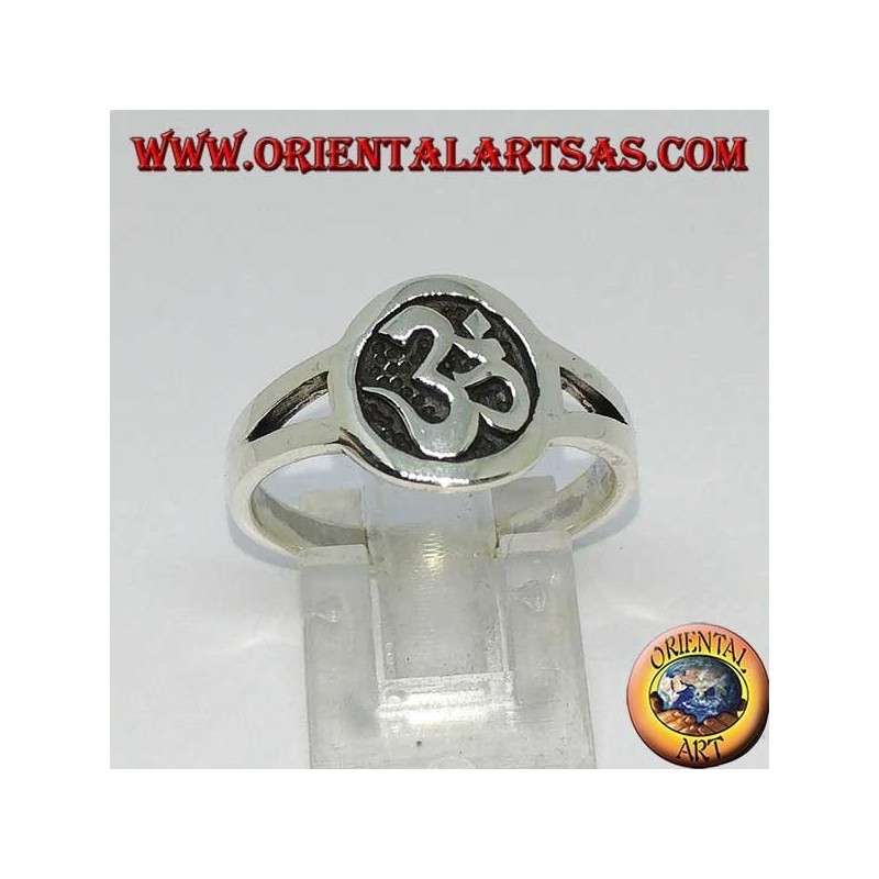 Anello in argento con Aum o Om (ॐ) a bassorilievo nel cerchio