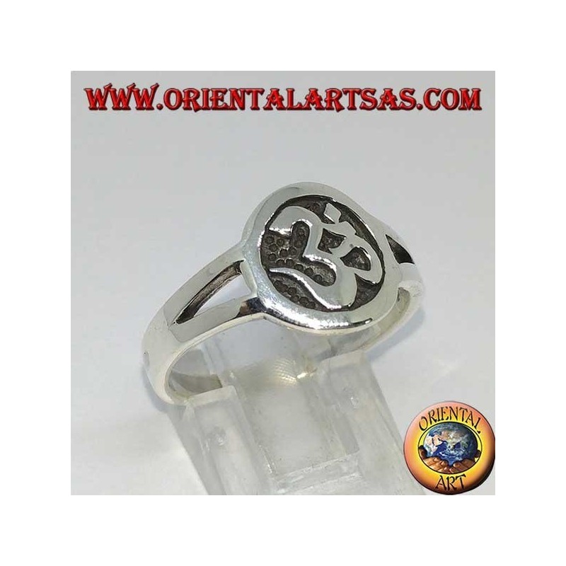 Bague en argent avec bas-relief Aum ou Om (ॐ)  dans le cercle 