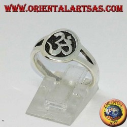 Anillo de plata con bajorrelieve Aum u Om (ॐ) en el círculo