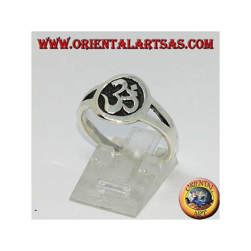 Anillo de plata con bajorrelieve Aum u Om (ॐ) en el círculo