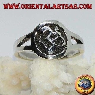 Silberring mit Aum oder Om (ॐ) Flachrelief im Kreis