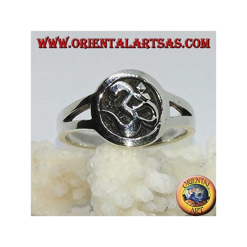 Bague en argent avec bas-relief Aum ou Om (ॐ)  dans le cercle 
