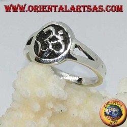 Anillo de plata con bajorrelieve Aum u Om (ॐ) en el círculo