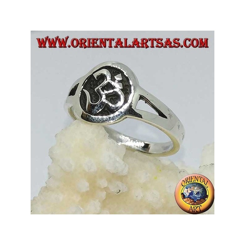 Silberring mit Aum oder Om (ॐ) Flachrelief im Kreis