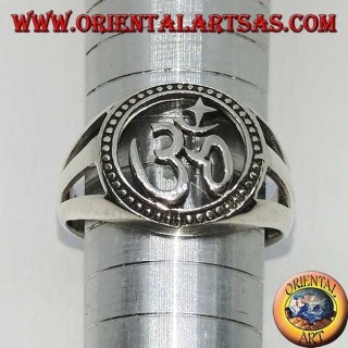 Anillo de plata con letra sagrada del hinduismo Aum u Om tallada (ॐ)