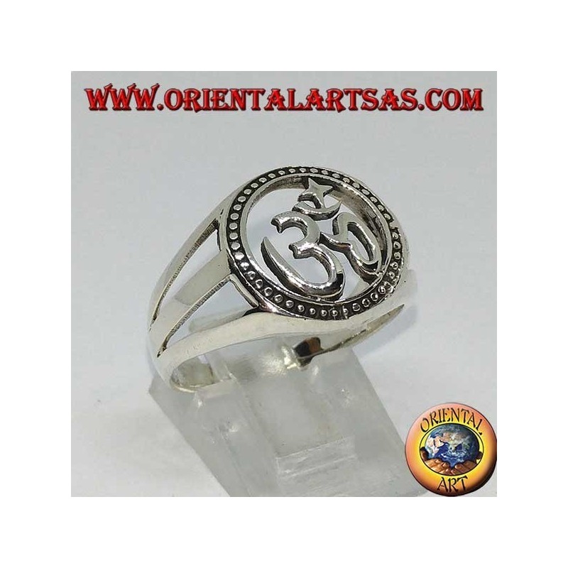Bague en argent avec lettre sacrée de l'hindouisme sculptée par Aum ou Om (ॐ)