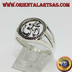 Silberring mit Aum oder Om geschnitztem (ॐ) heiligem Buchstaben des Hinduismus