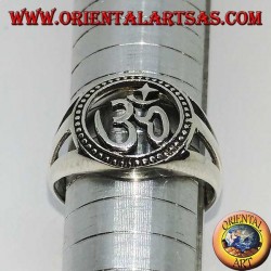 Silberring mit Aum oder Om geschnitztem (ॐ) heiligem Buchstaben des Hinduismus
